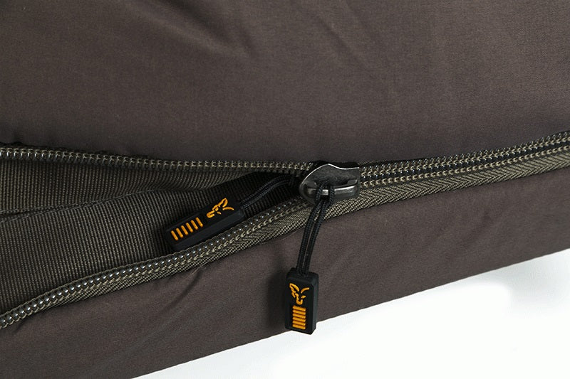 Combo Pat Pescuit Plus Sac de Dormit Fox Duralite 5 Season System 202x78cm