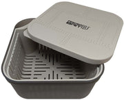 Cutie FEEDER BAIT Cu Sita Si Capac Pentru Peleti, 1.9L, 17x17x9cm