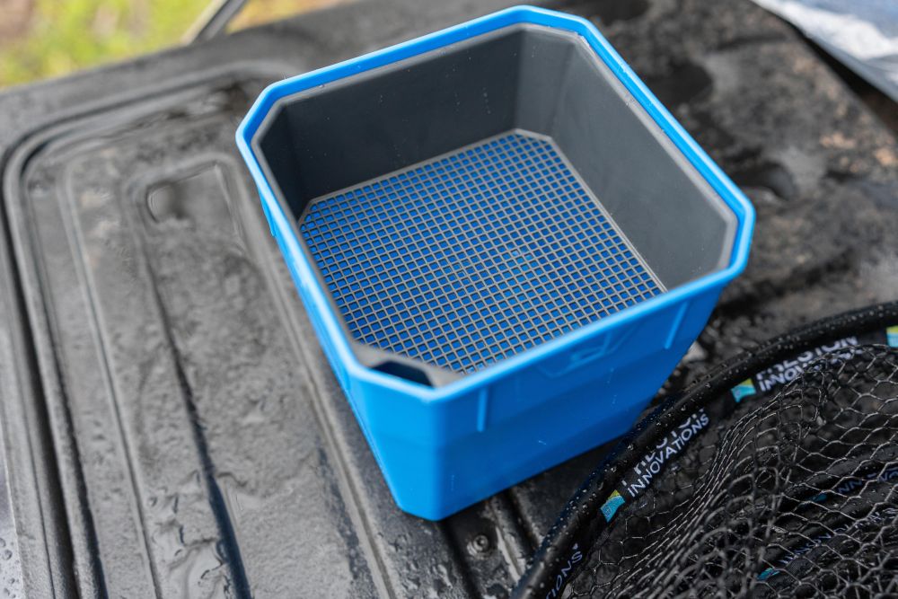 Cutie PRESTON 4Pt Bait Tub, Blue-Black