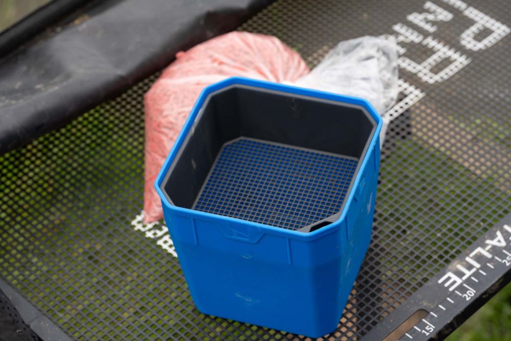 Cutie PRESTON 4Pt Bait Tub, Blue-Black