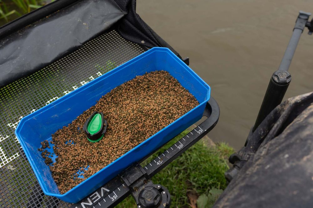 Cutie PRESTON 6Pt Bait Tub, Blue-Black