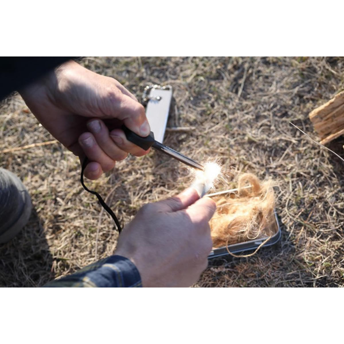 Cutie cu Amnar si Accesorii Aprins Foc Coghlans Fire in a Box