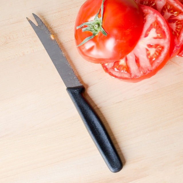 Cutit Bucatarie Victorinox, Swiss Classic Branza si Carnati, Lama Zimtata 11cm, Negru