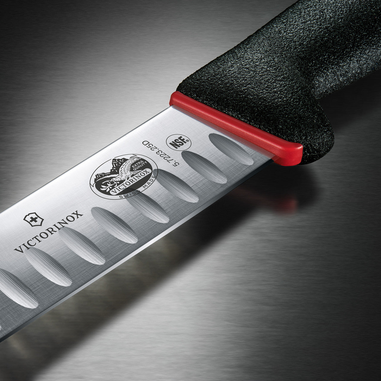 Cutit Pentru Sacrificat Victorinox Slaughter Knife, Fibrox, Dual Grip, Lama Gofrata 25cm, Curbata, Negru/Rosu