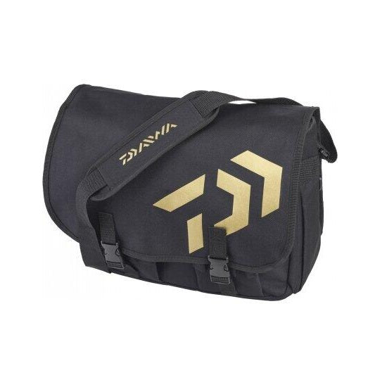 DAIWA GEANTA UMAR TAILLE M BLACK GOLD 33X45X17CM