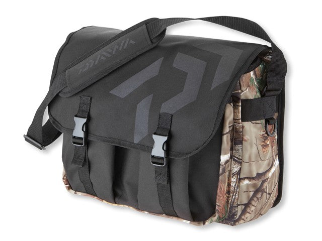 GEANTA DAIWA UMAR NEAGRA/CAMO M 36X18X30CM 