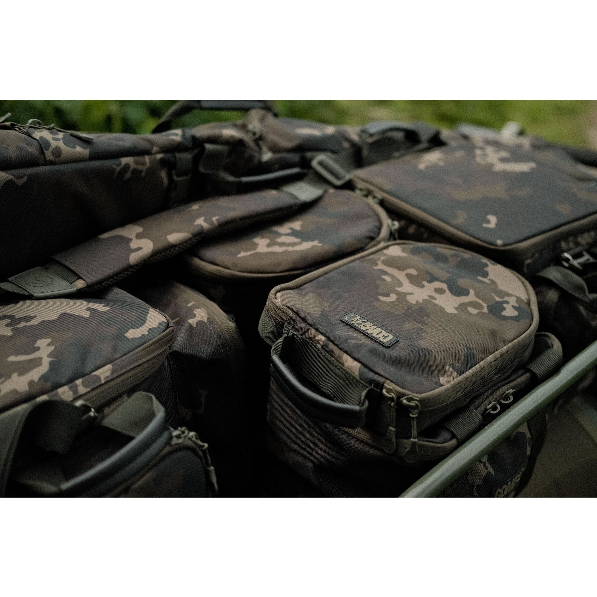 Geanta Buzz Bar KORDA Compac, Medium, Dark Kamo, 30x17x6cm