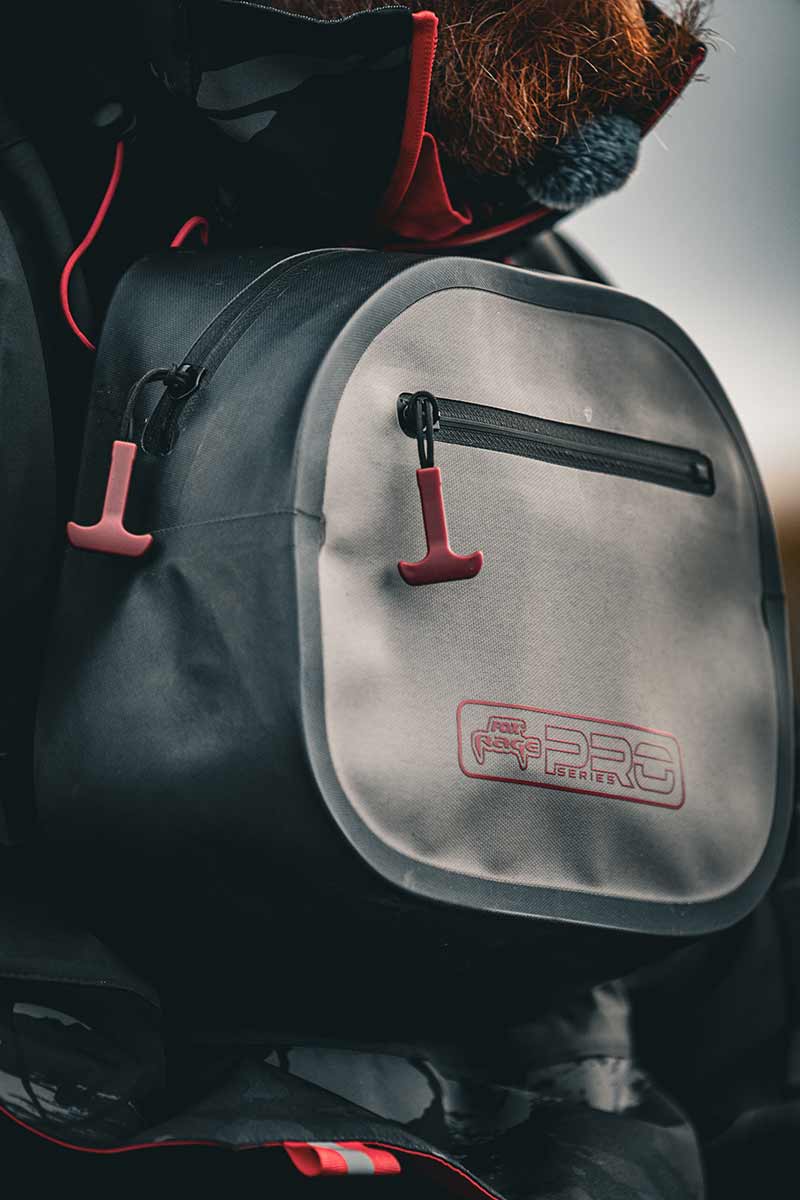 Geanta FOX RAGE Pro Series Waterproof Chest Pack, 30x10x34/30x10x25.5cm