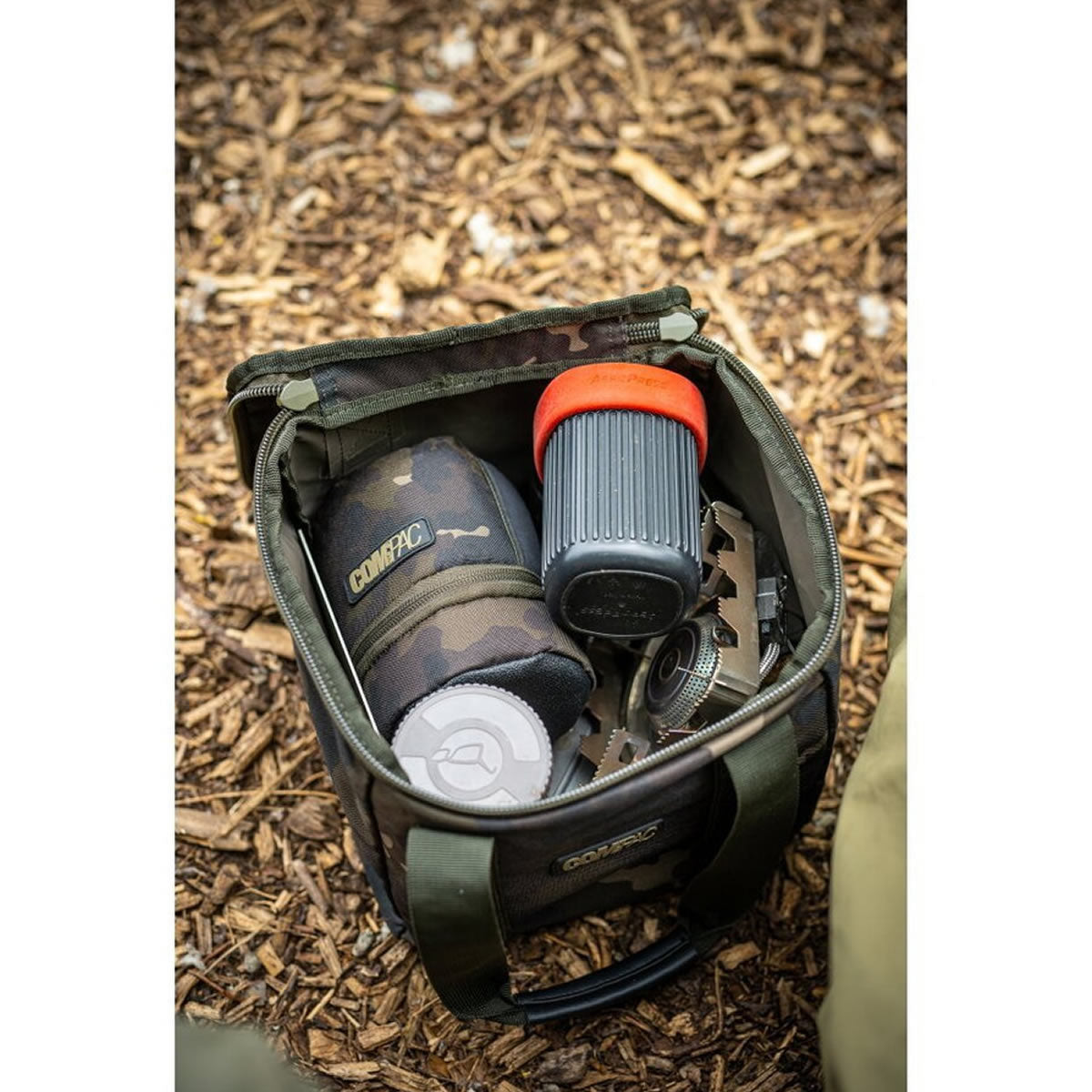 Geanta KORDA Compac Cooler Bag Medium Dark Camo, 27x25x18cm, 12litri
