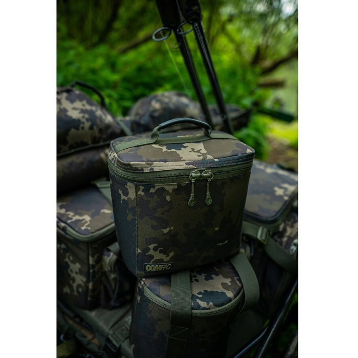 Geanta KORDA Compac Cooler Bag Medium Dark Camo, 27x25x18cm, 12litri