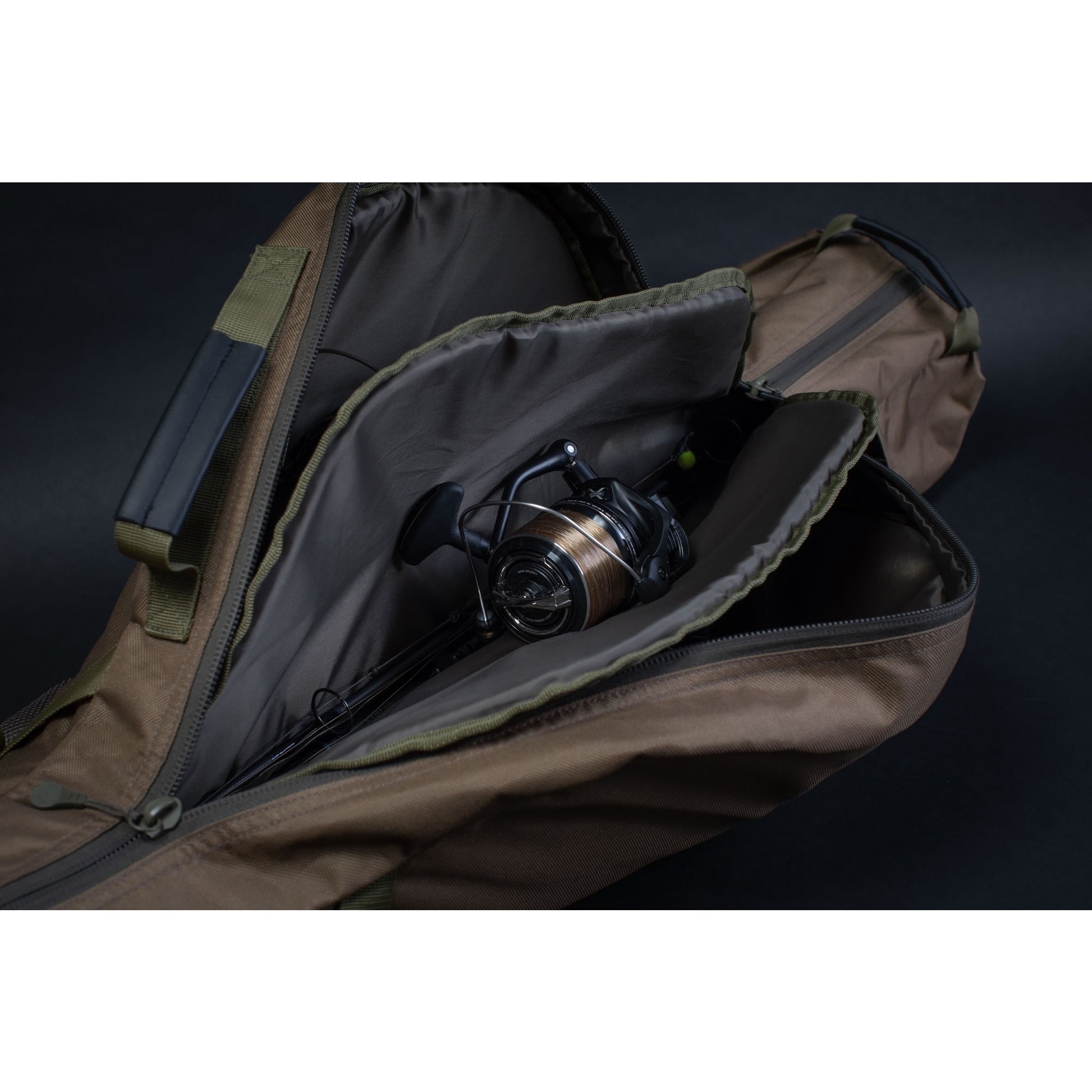Husa 3 Lansete cu Mulineta KORDA Compac 3 Rod Holdall Telescopic, Dark Kamo, 135x35x13cm
