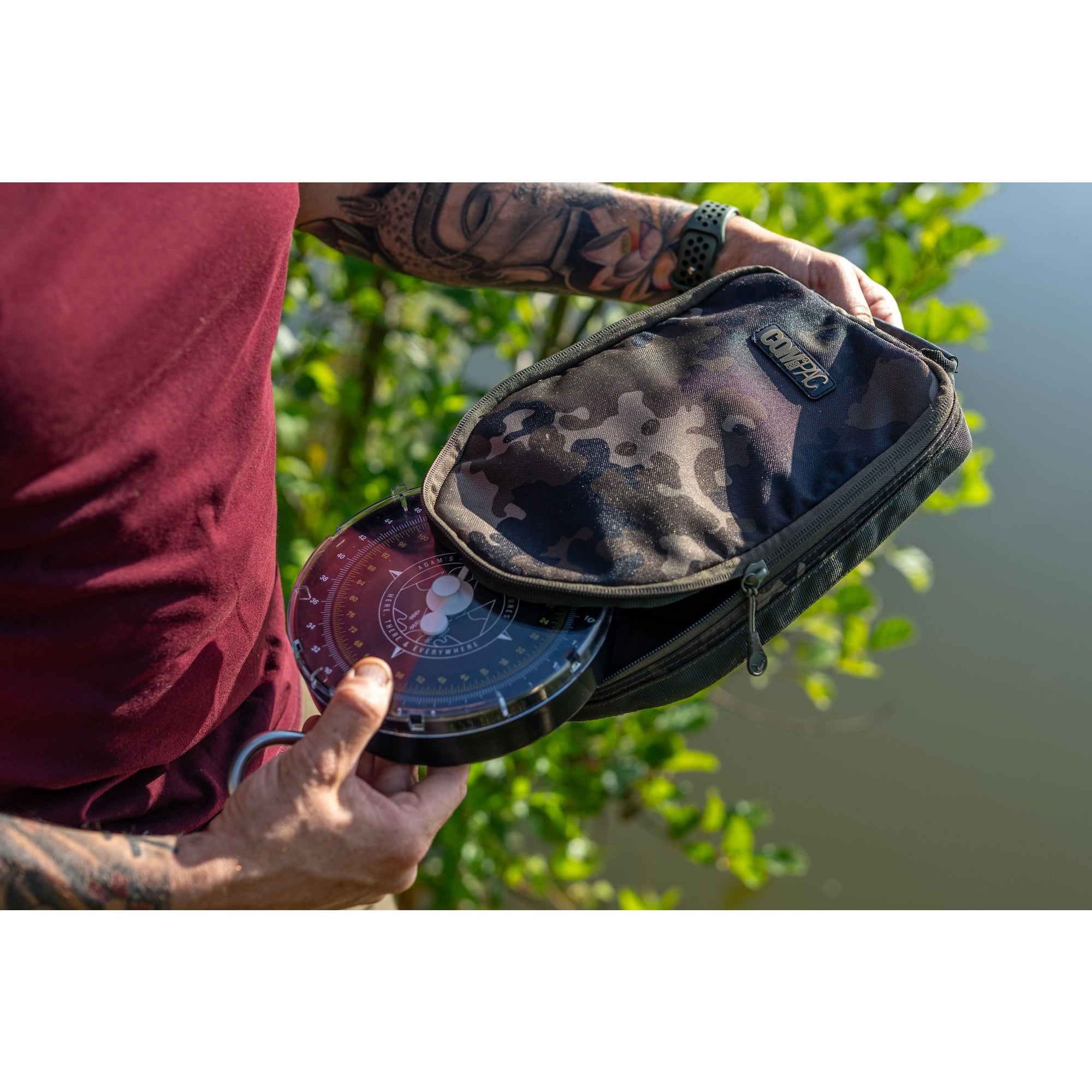 Husa Cantar KORDA Compac Scales Pouch Dark Kamo