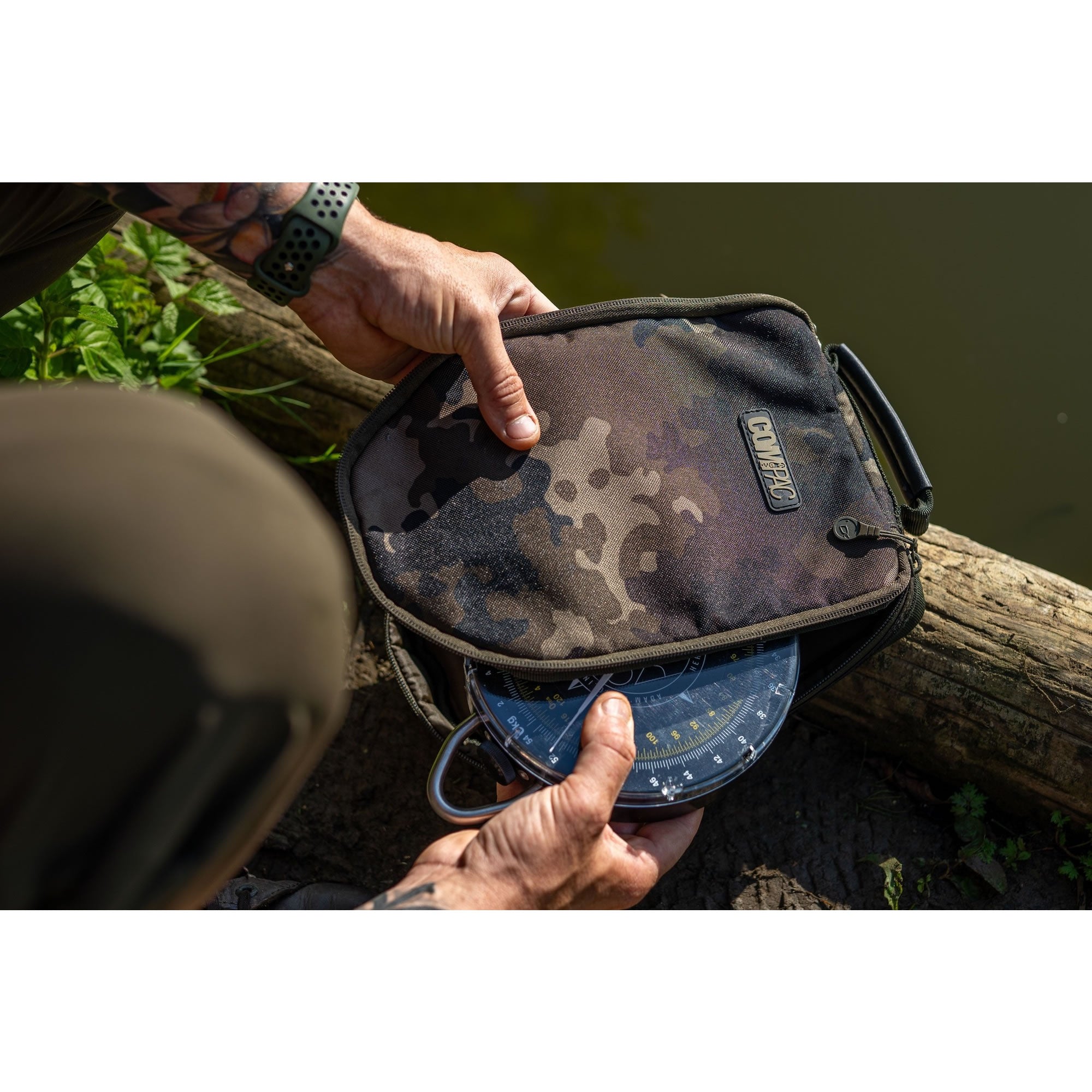 Husa Cantar KORDA Compac Scales Pouch Dark Kamo