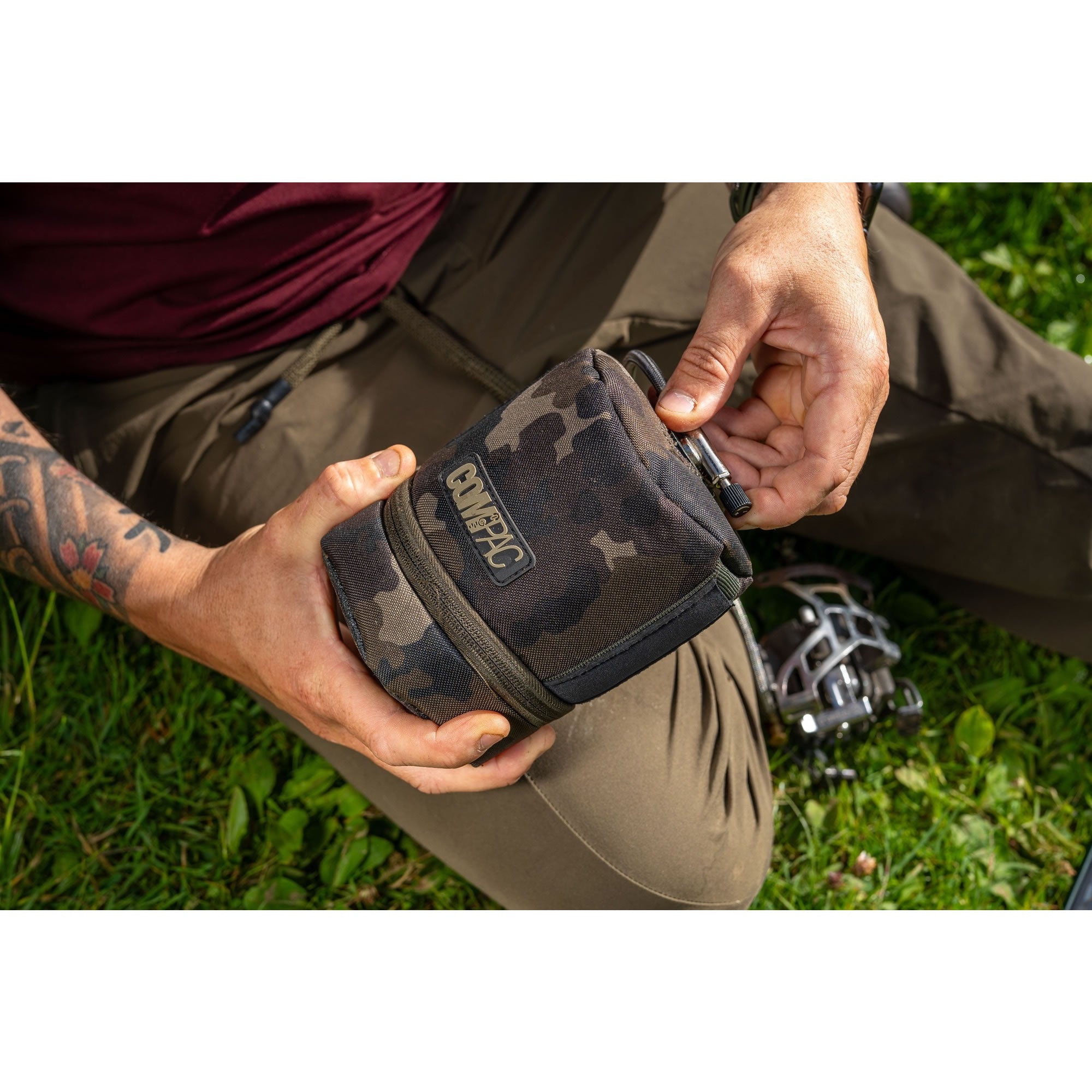 Husa KORDA Compac Gas Canister Jacket, Dark Kamo, 11x11x15cm