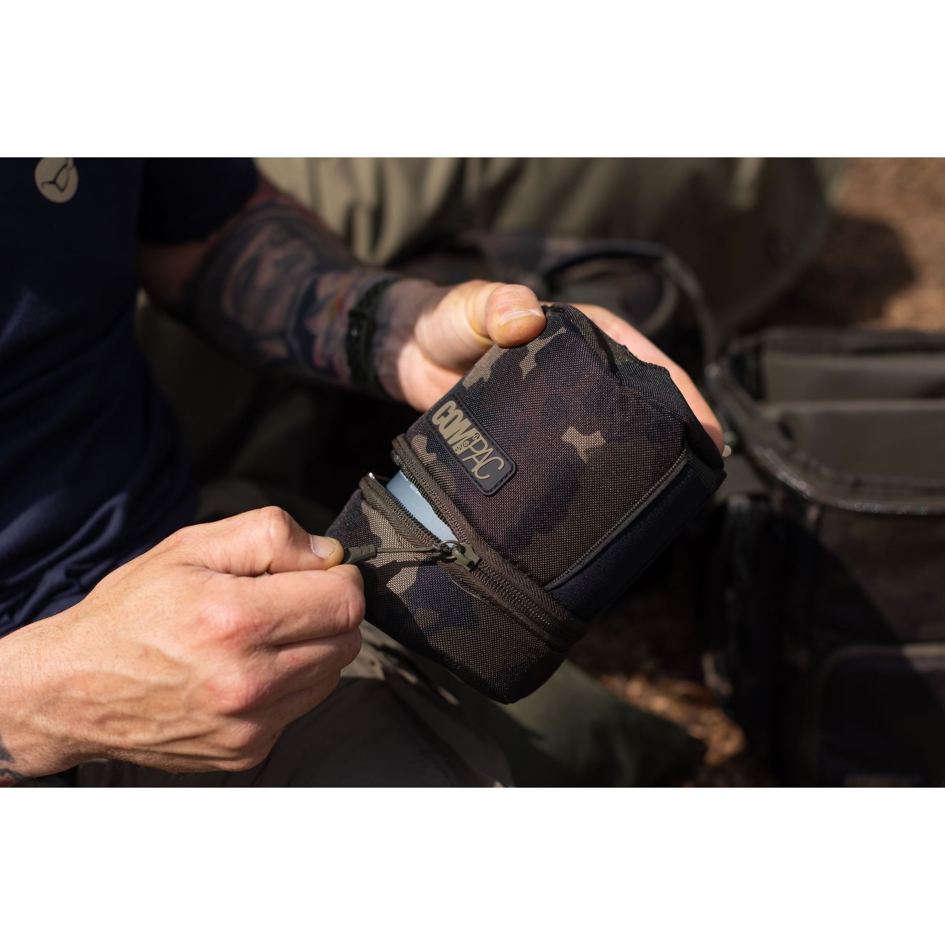 Husa KORDA Compac Gas Canister Jacket, Dark Kamo, 11x11x15cm