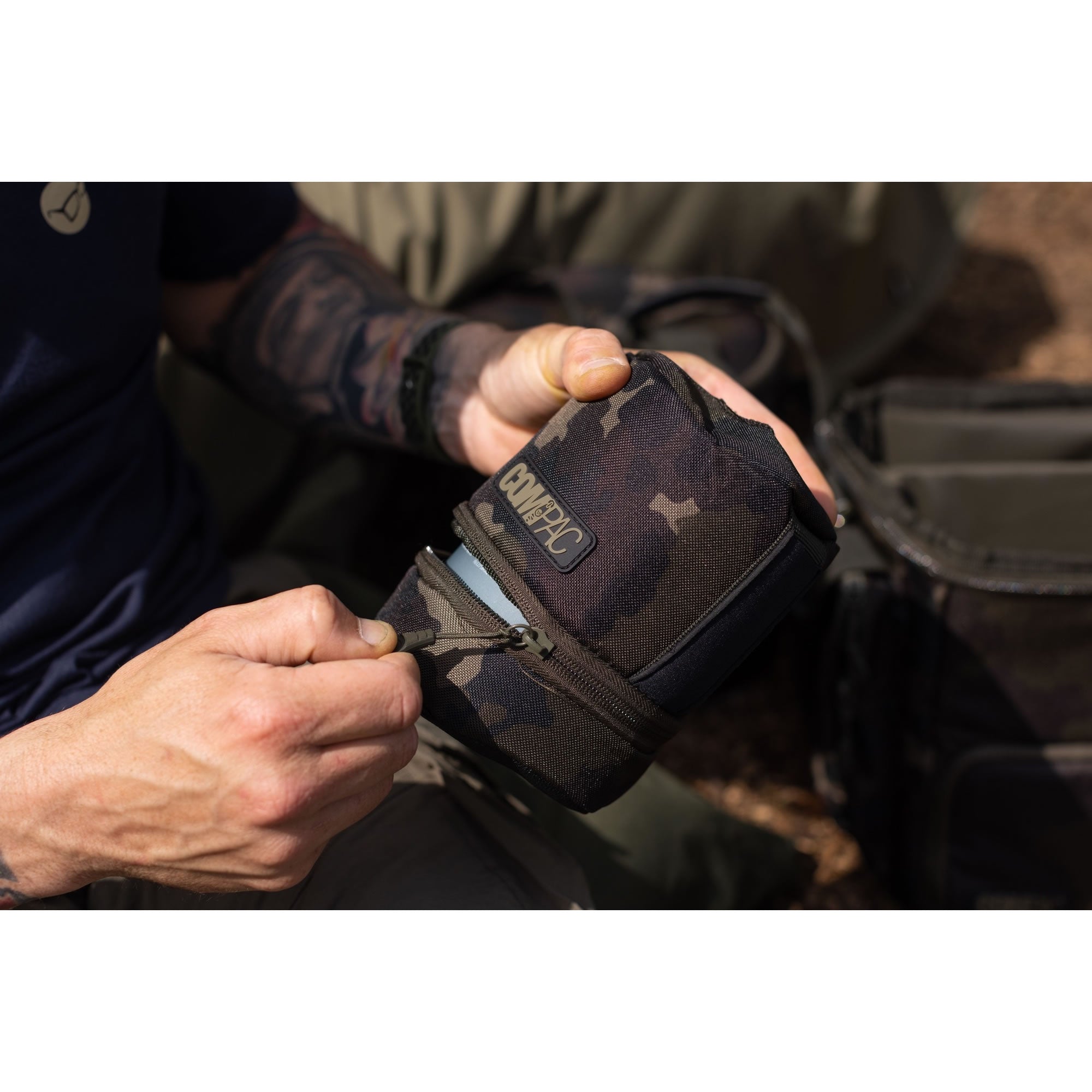Husa KORDA Compac Gas Canister Jacket, Dark Kamo, 11x11x15cm
