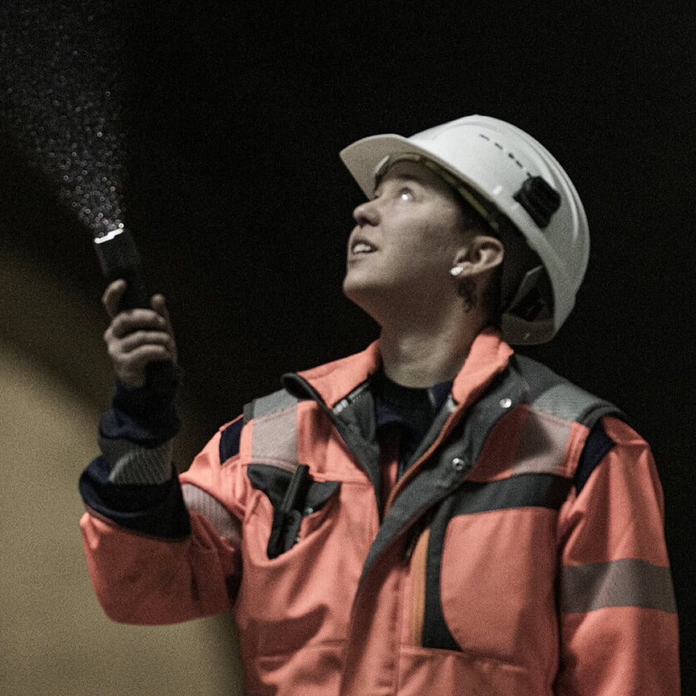 Lanterna LED LENSER P7R Pro Black Box 2000lm/Li-Ion + Cablu USB+Acumulator
