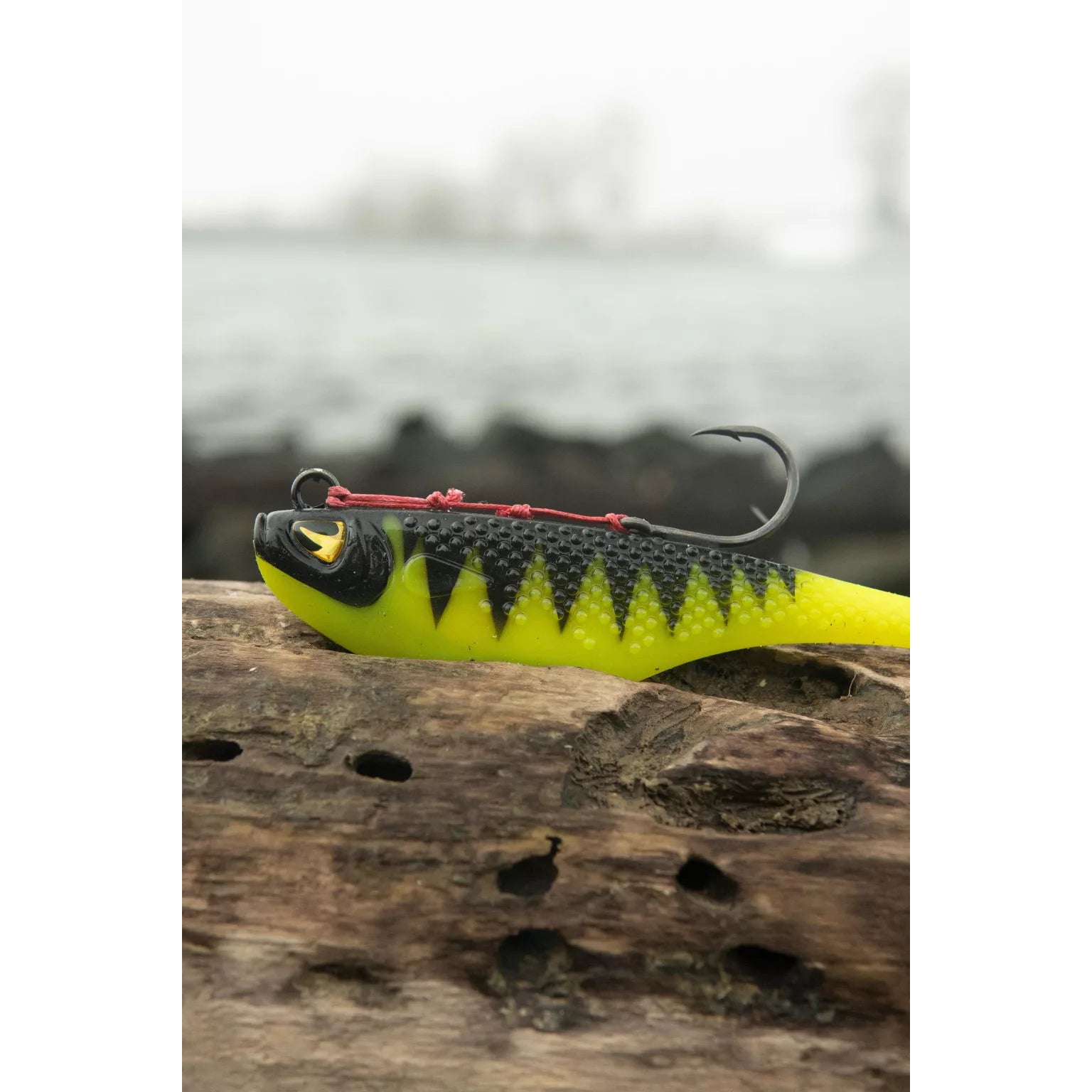 Naluca BLACK CAT Mad Flash Spin Tail, Shock Perch, 82g, 14cm,1 buc/pac
