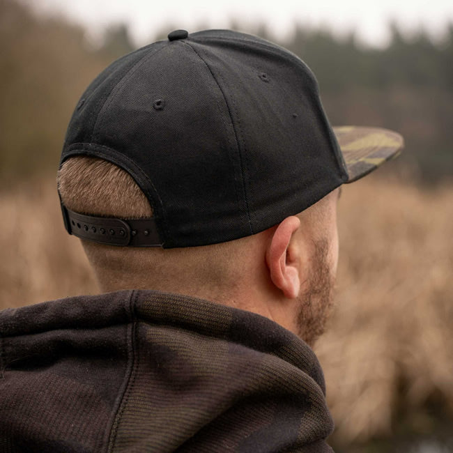 Sapca Avid Carp Camo Peak Snapback Cap