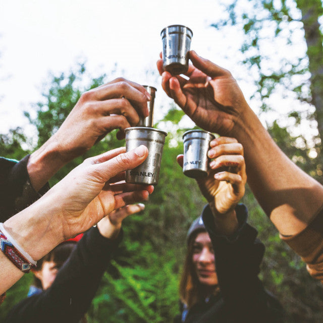 Set Stanley Butelca + 4 pahare Adventure The Nesting Shot Glass Set Matte Black Pebble 