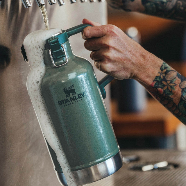 Termos Stanley pentru bere The Easy-Pour Growler Hammertone Green 1.9L 